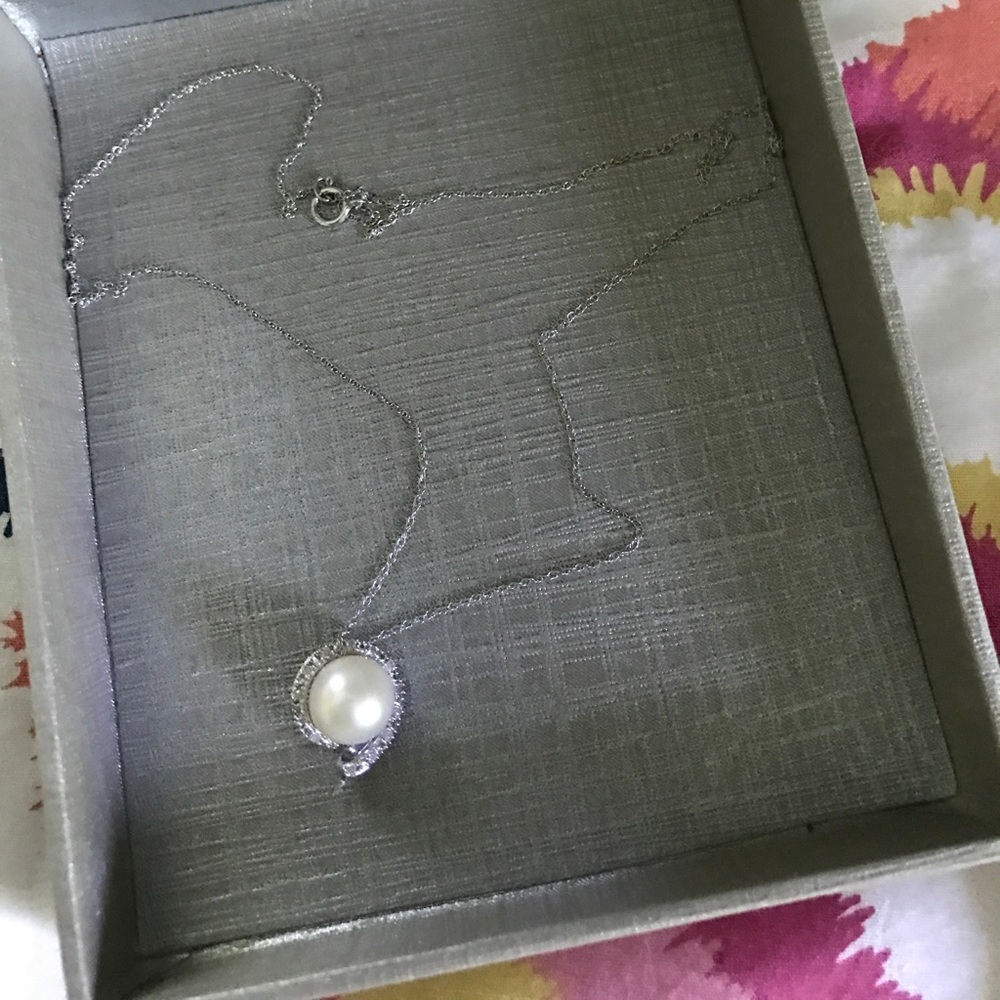 Cultured Freshwater Pearl & diamond necklace.